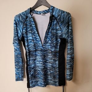 Illusions active wear top, size large